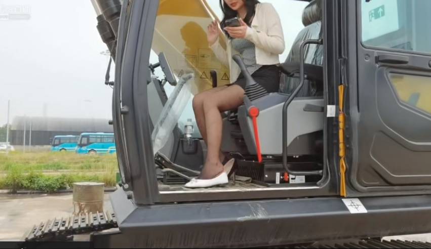 蓝翔与时俱进 黑丝女主播开挖掘机小淇云库-创业网-网赚副业-网创副业-项目拆解-技术类创业资源网-副业网-免费资源下载小淇云库